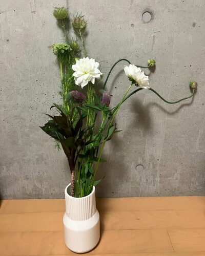 日本総合園芸の花の定期便スターターコースで届いたお花をカットせずそのまま花瓶に入れた様子