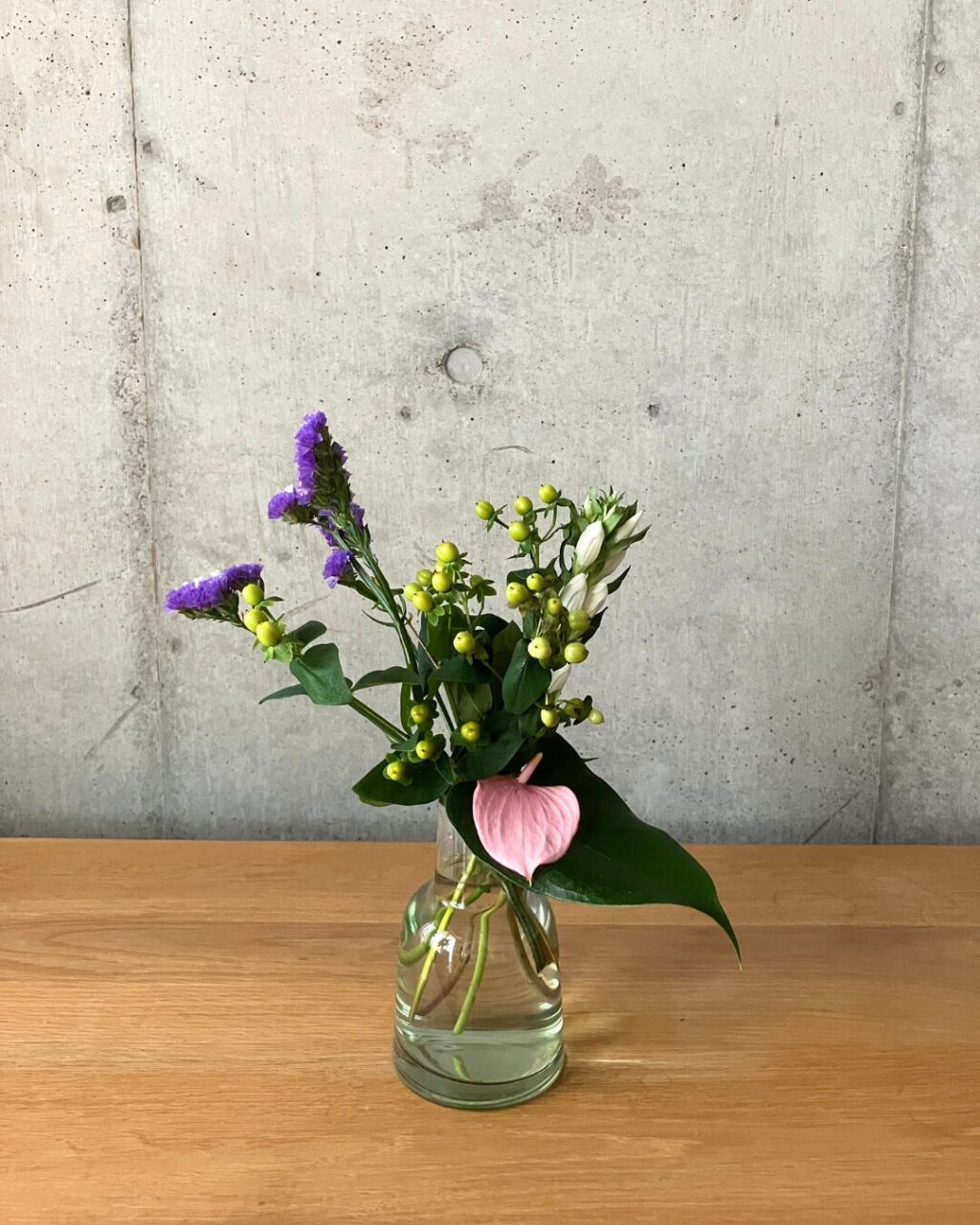 花の定期便＋hana（タスハナ）の+ live for flowers プランで届いた2回目のお花を花瓶に生けた様子