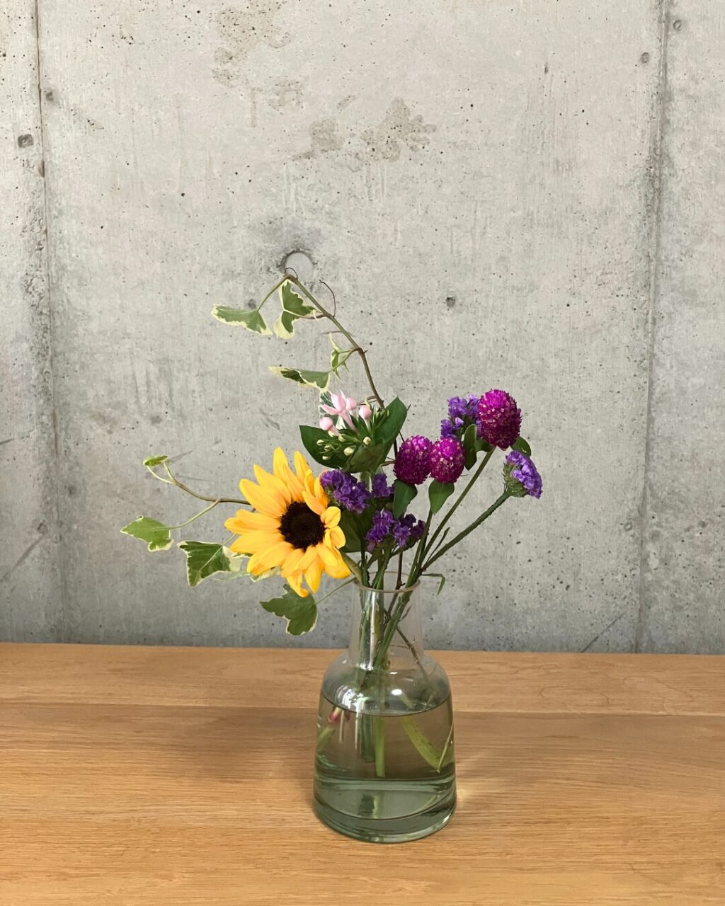 花の定期便＋hana（タスハナ）の+ live for flowers プランで届いた3回目のお花を花瓶に生けた様子