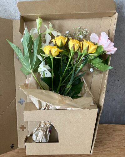 花の定期便＋hana（タスハナ）の+ live for flowers プランで届いた箱の中の様子