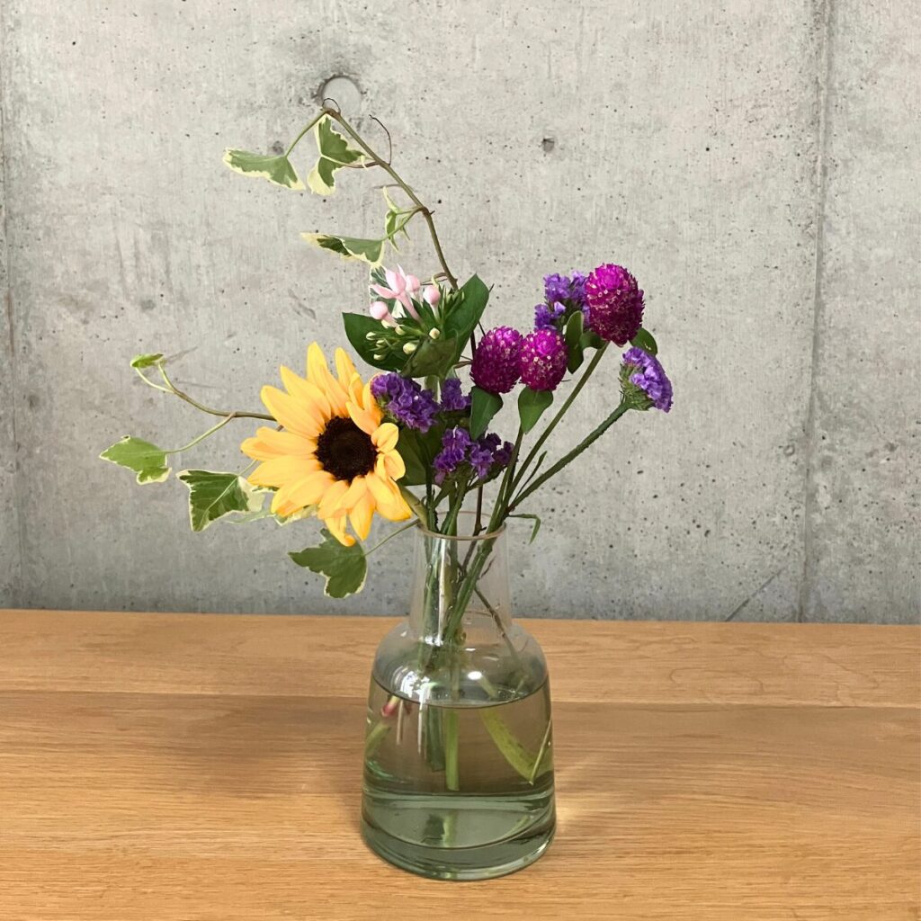 花の定期便＋hana（タスハナ）の+ live for flowers プランで届いた3回目のお花を花瓶に生けた様子