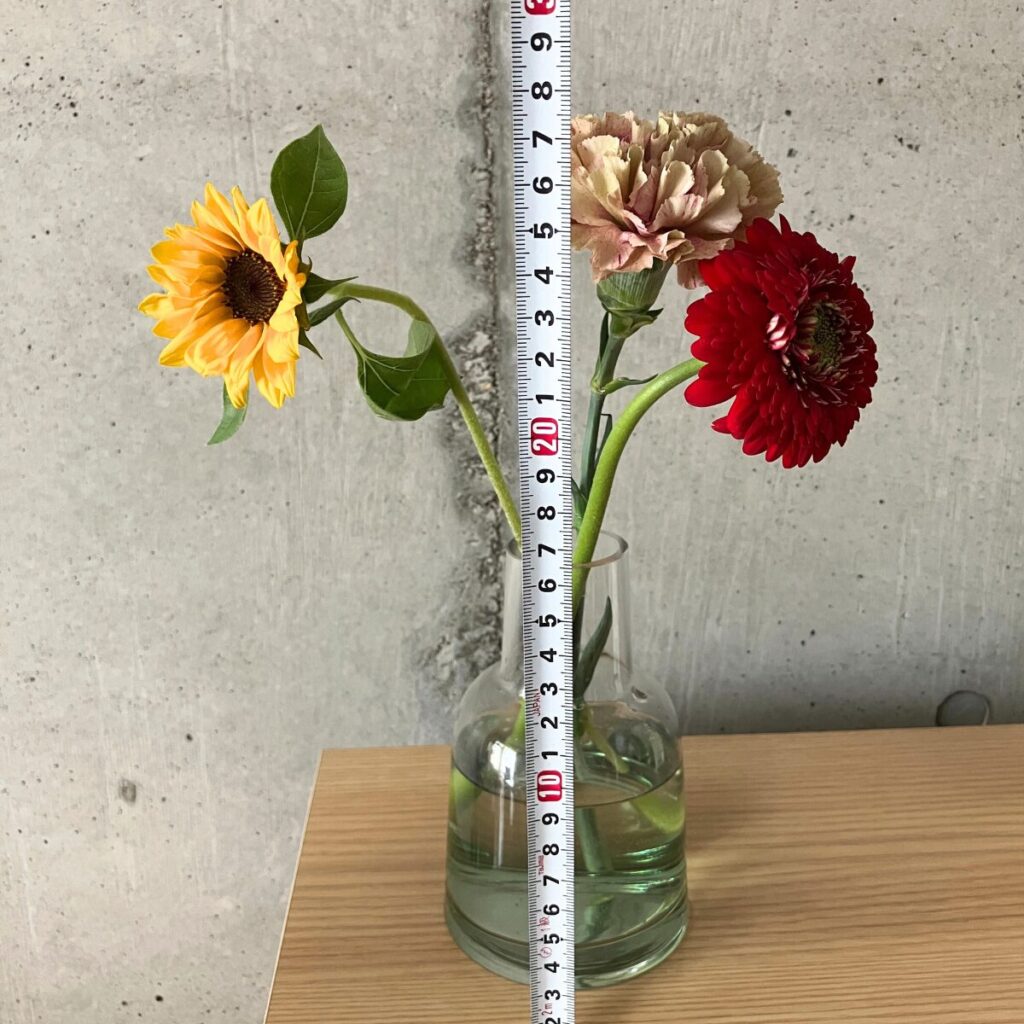 花の定期便＋hana（タスハナ）の+ act for flowersプランで届いたお花をメジャーで測っている様子
