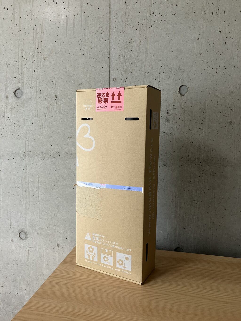 medeluのANYROOMコースのボリュームBasicのお花が届いた箱