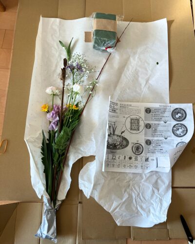 日本総合園芸から自宅に届いたフラワーアレンジメントセット（花材、吸水フォーム、手引書）