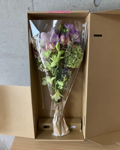 medeluのANYROOMコースのボリュームBasicのお花が届いた箱を開封した様子