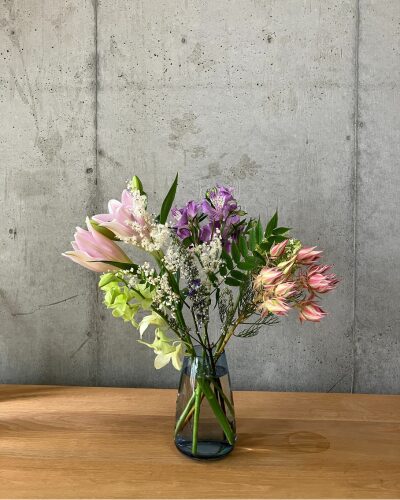 medeluのANYROOMコースのボリュームBasicのお花が届いたを高さ調整せずにそのまま花瓶に生けた様子