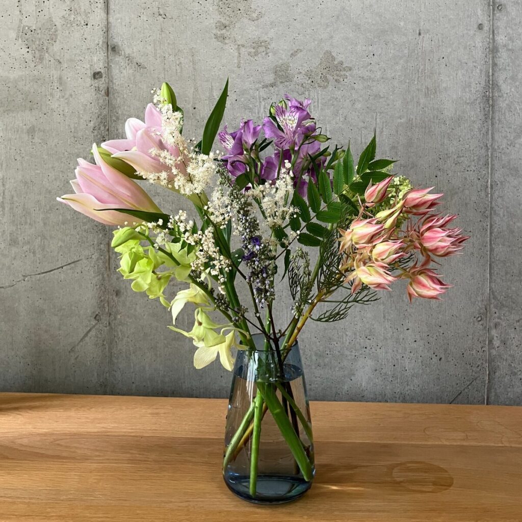 medeluのANYROOMコースのボリュームBasicのお花が届いたを高さ調整せずにそのまま花瓶に生けた様子