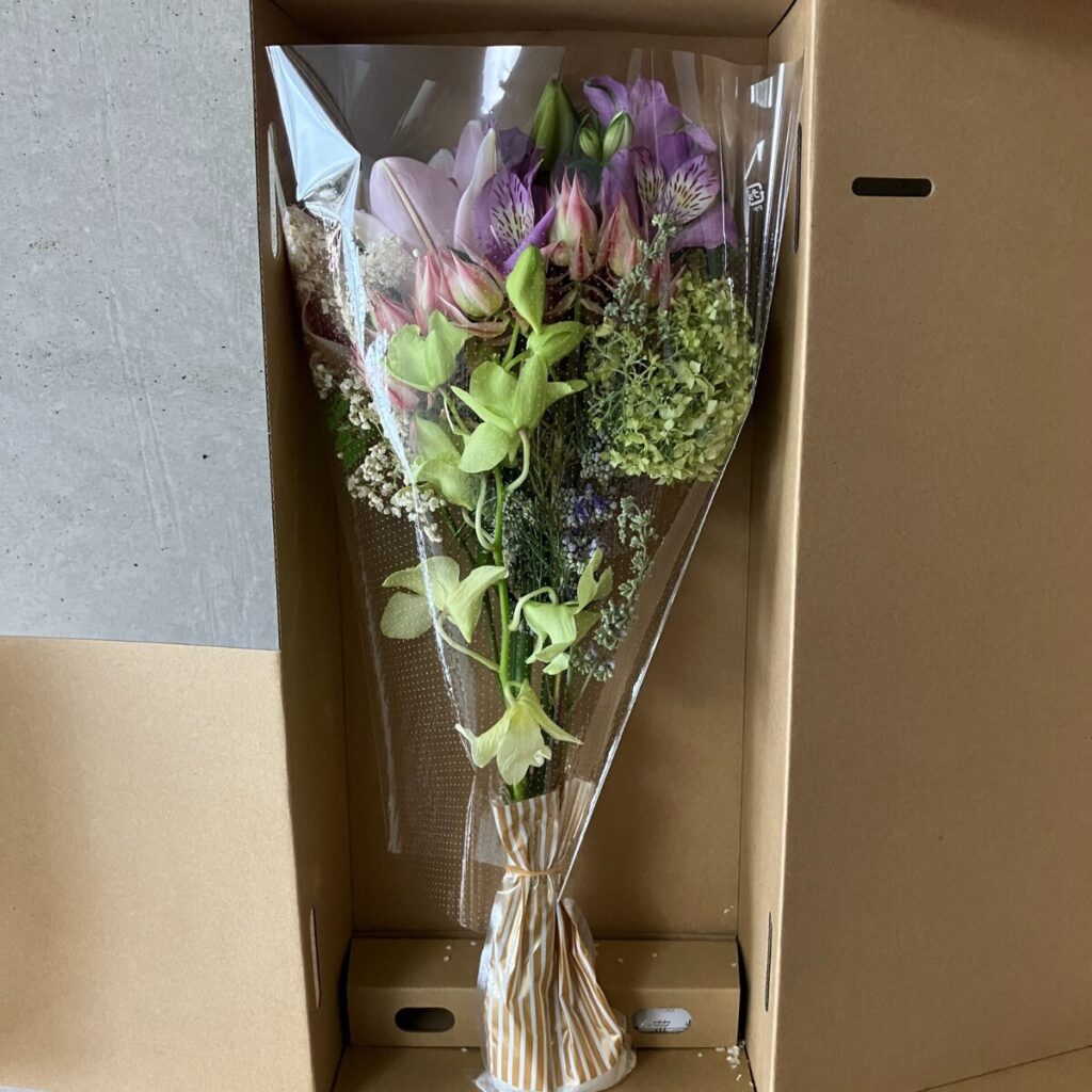 medeluのANYROOMコースのボリュームBasicのお花が届いた箱を開封した様子