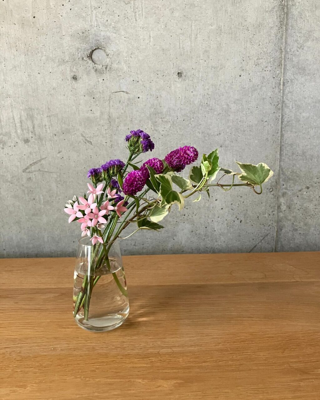 AQUA CULTURE VASEのサイズSのクリアに＋hana（ﾀｽﾊﾅ）のお花の1部を生けた様子