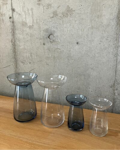 AQUA CULTURE VASEをブルーとクリア、それぞれ大小の花瓶を合計4つ並べた写真