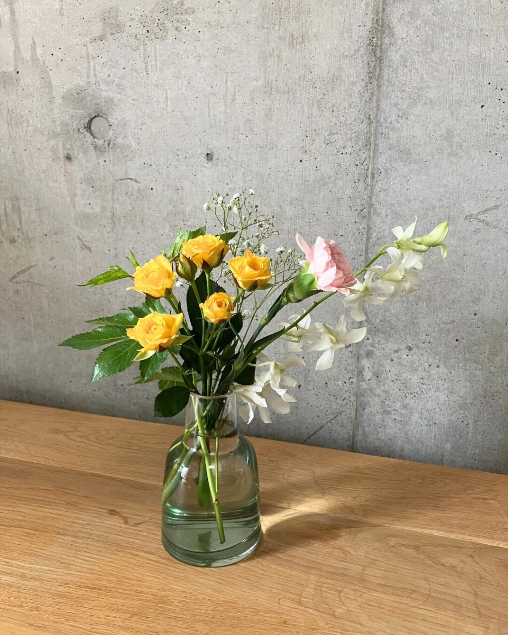 POSH LIVING ガラスボトル グリーンに黄色いバラを生けた様子