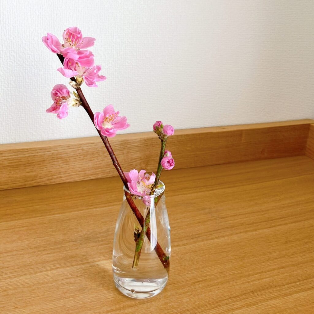 物の花をボブクラフトのプチベースに生けた様子