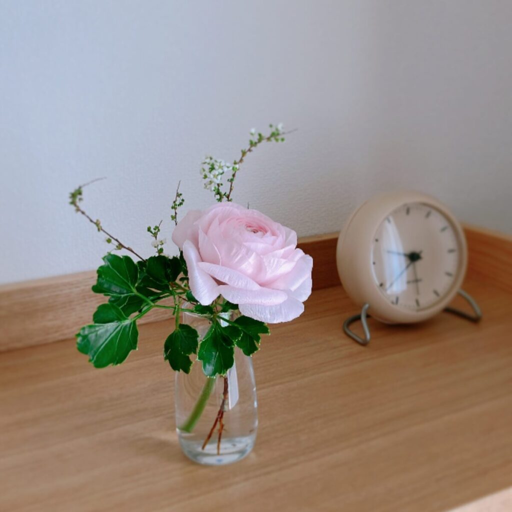 アレンジメントで余ったバラ、ユキヤナギをボブクラフトのプチベースに生けた様子