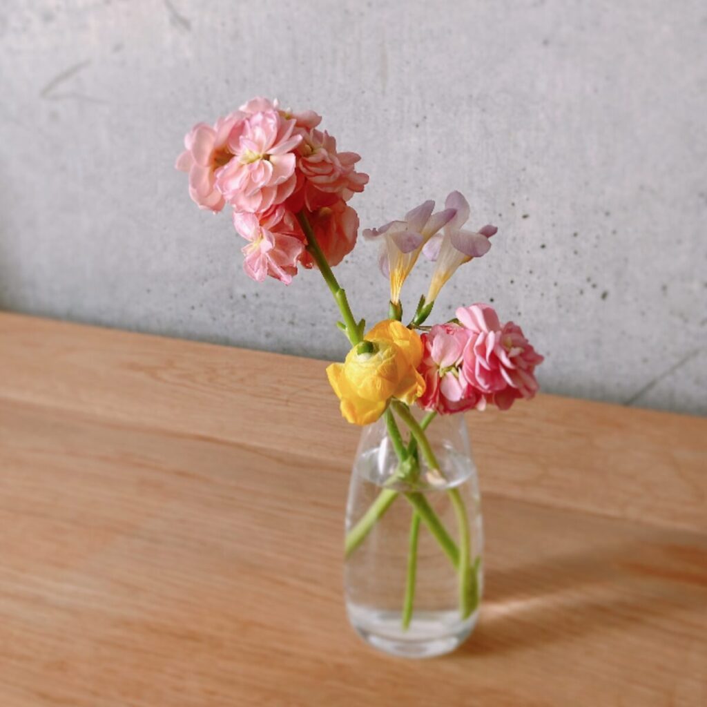 花の定期便で届いたお花の脇から出ている茎を集めて飾った様子