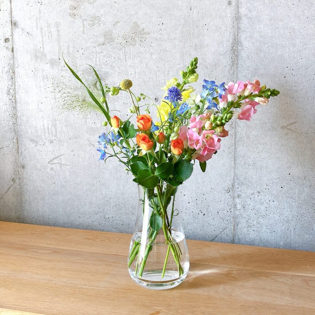 お花の定期便のカラフルな花束が生けられたmazzoのガラス花瓶