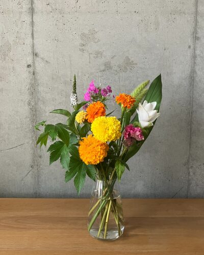 花サブスクのLIFFTから実際に届いたお花。黄、オレンジのマリーゴールドなど