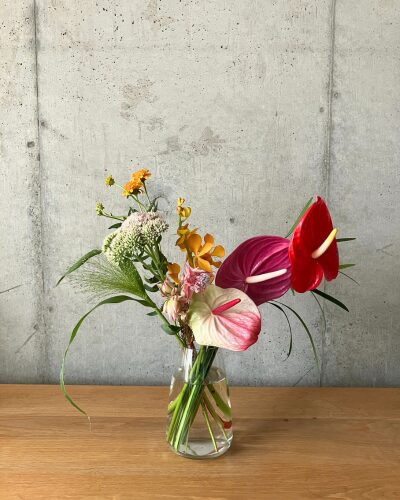 LIFFTの花の定期便で2回目に届いたお花を高さ調整して花瓶に生けた様子