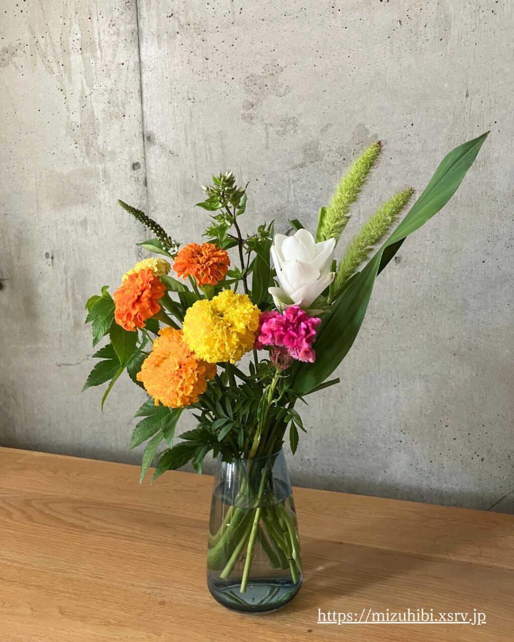 LIFFTの花の定期便で1回目に届いたお花を花瓶に飾った様子