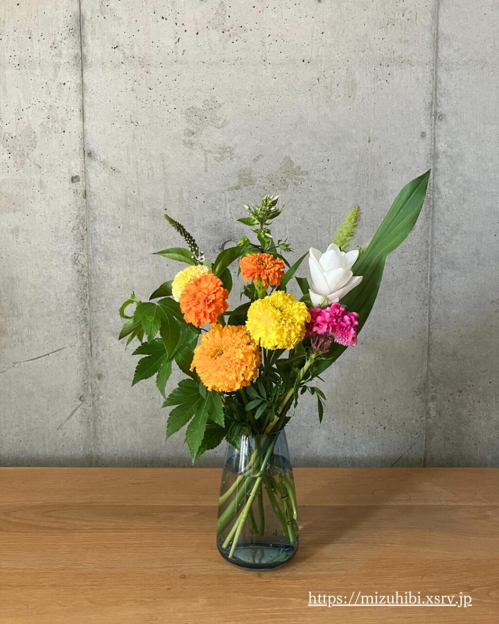 LIFFTの花の定期便で1回目に届いたお花を花瓶に飾った様子を少し離れたところから撮影