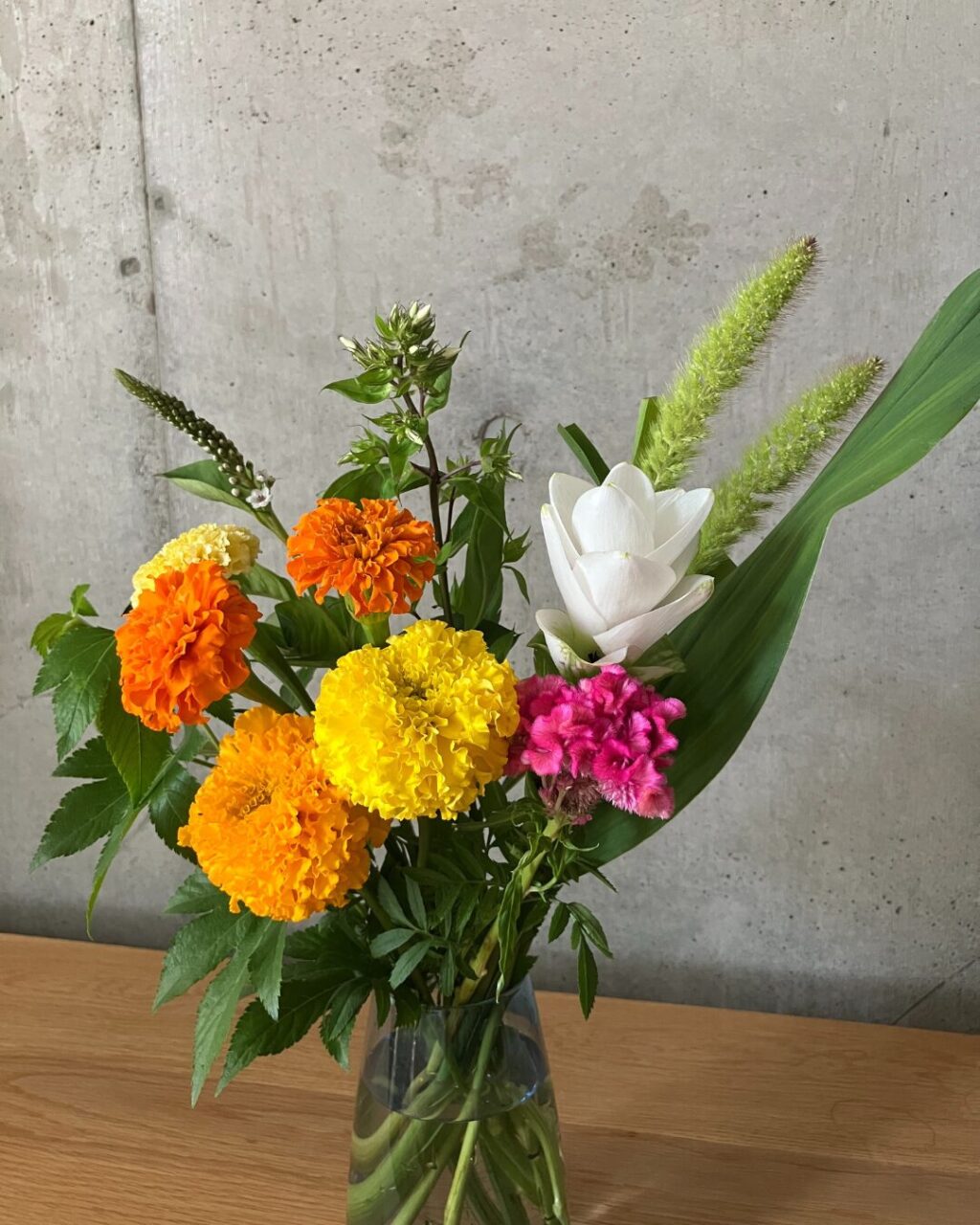 LIFFTの花の定期便で1回目に届いたお花を花瓶に飾った様子のアップ写真