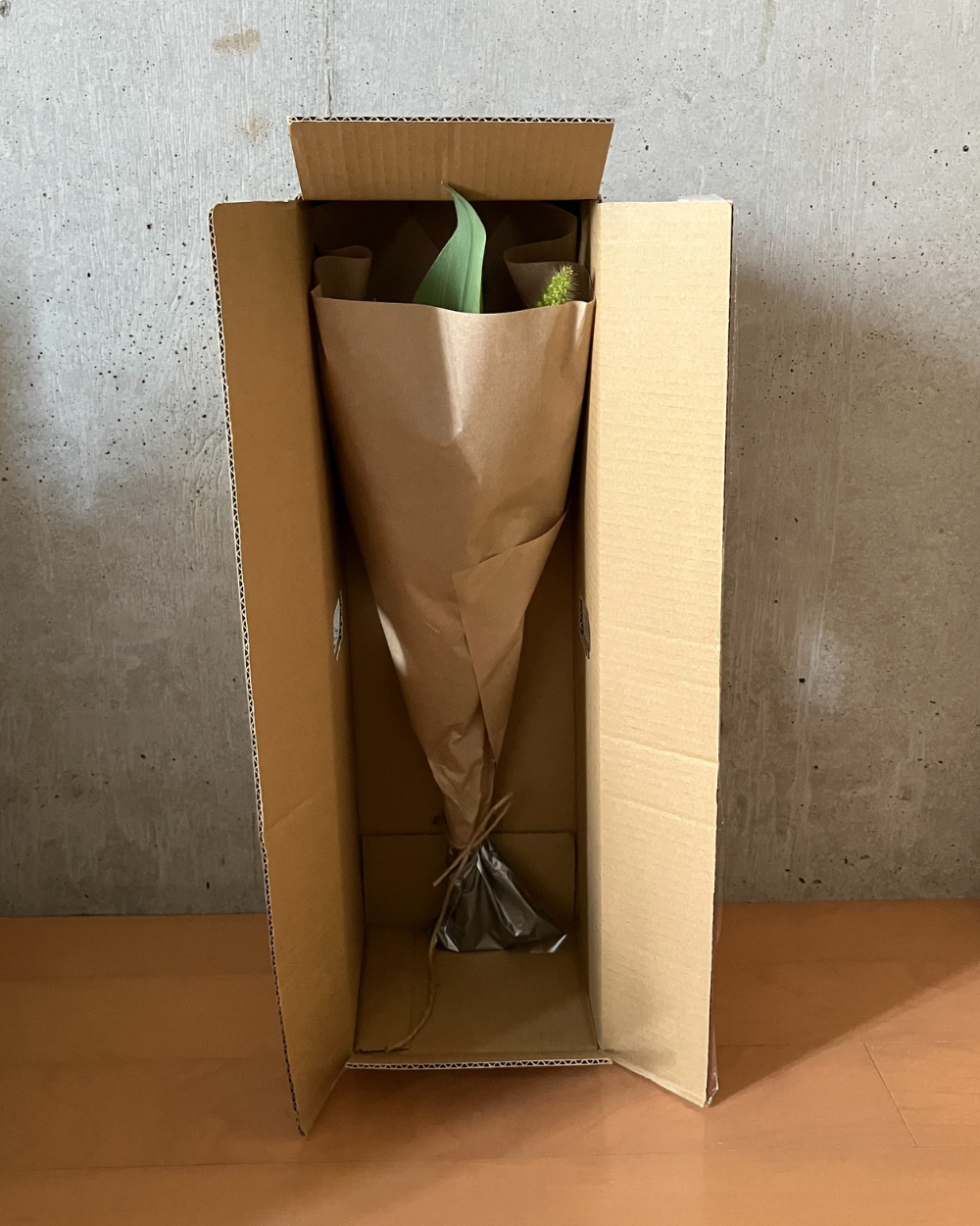 LIFFTの花の定期便で届いたお花の箱