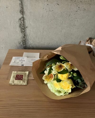 青山フラワーマーケット旬の花定期便Mの内容一式（お花、延命剤、お花のリストカード、その他案内など）