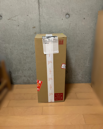 青山フラワーマーケット旬の花定期便Mのお花が届いたときの箱