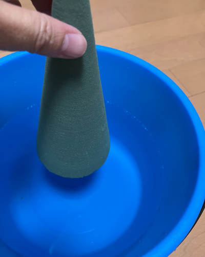 吸水スポンジをバケツの水に沈めて数秒後