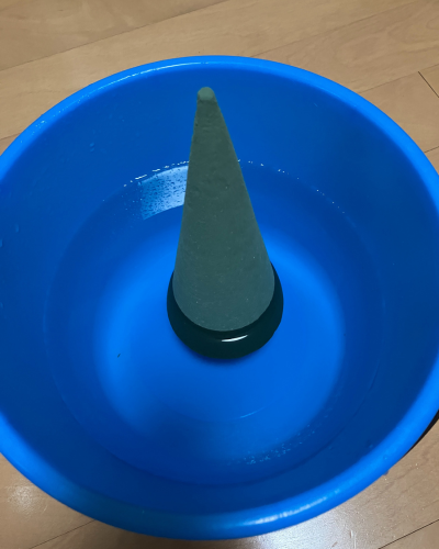 吸水スポンジをバケツの水に沈めた瞬間