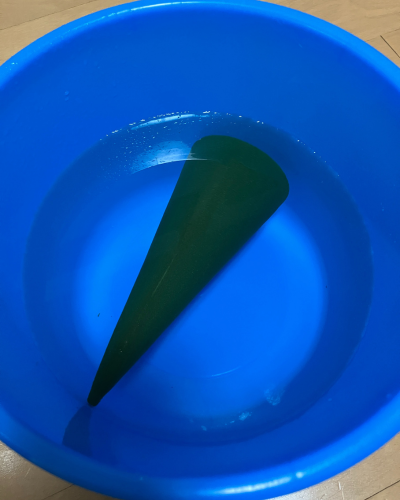 吸水スポンジをバケツの水に完全に沈んだ