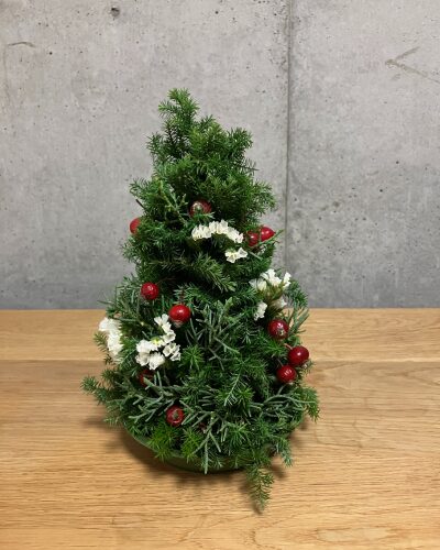 吸水スポンジにブルーアイスや赤い実、スターチスも挿した様子