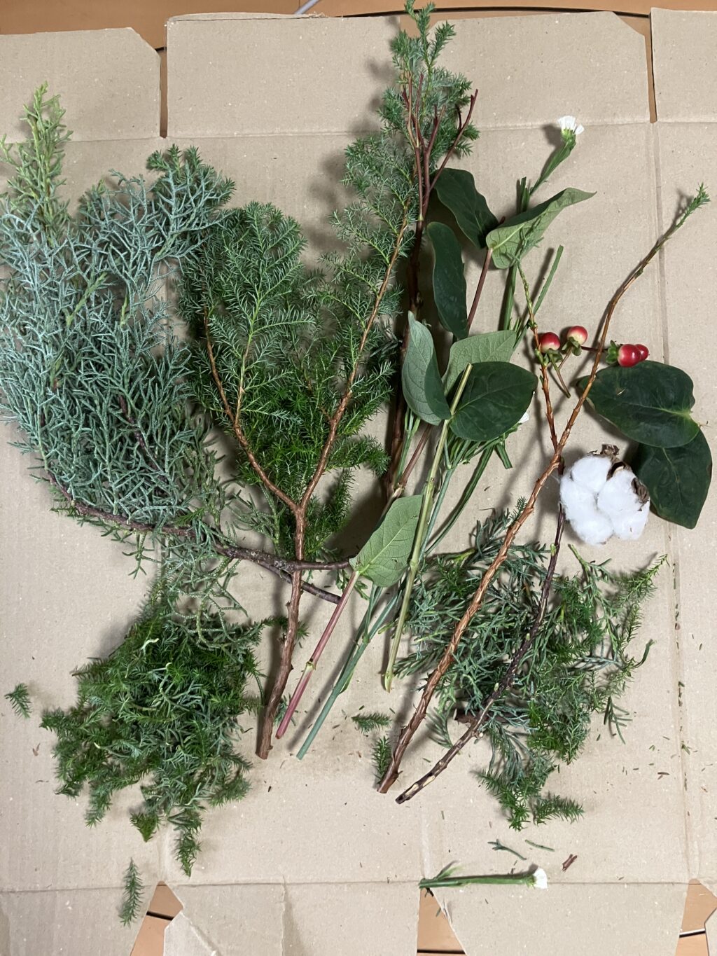 余った針葉樹や赤い実