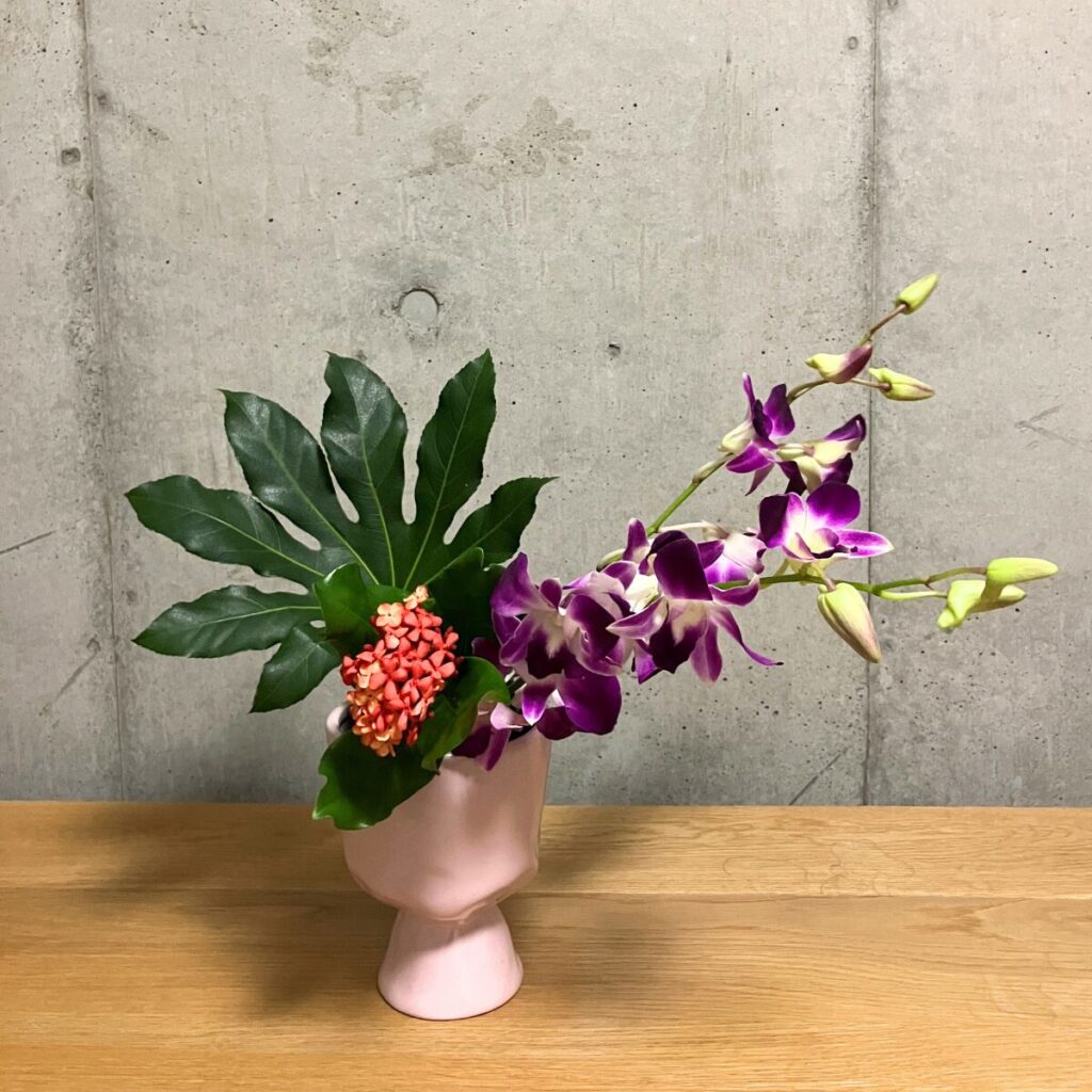 ヤツデに加えデンファレとサンタンカを挿した状態