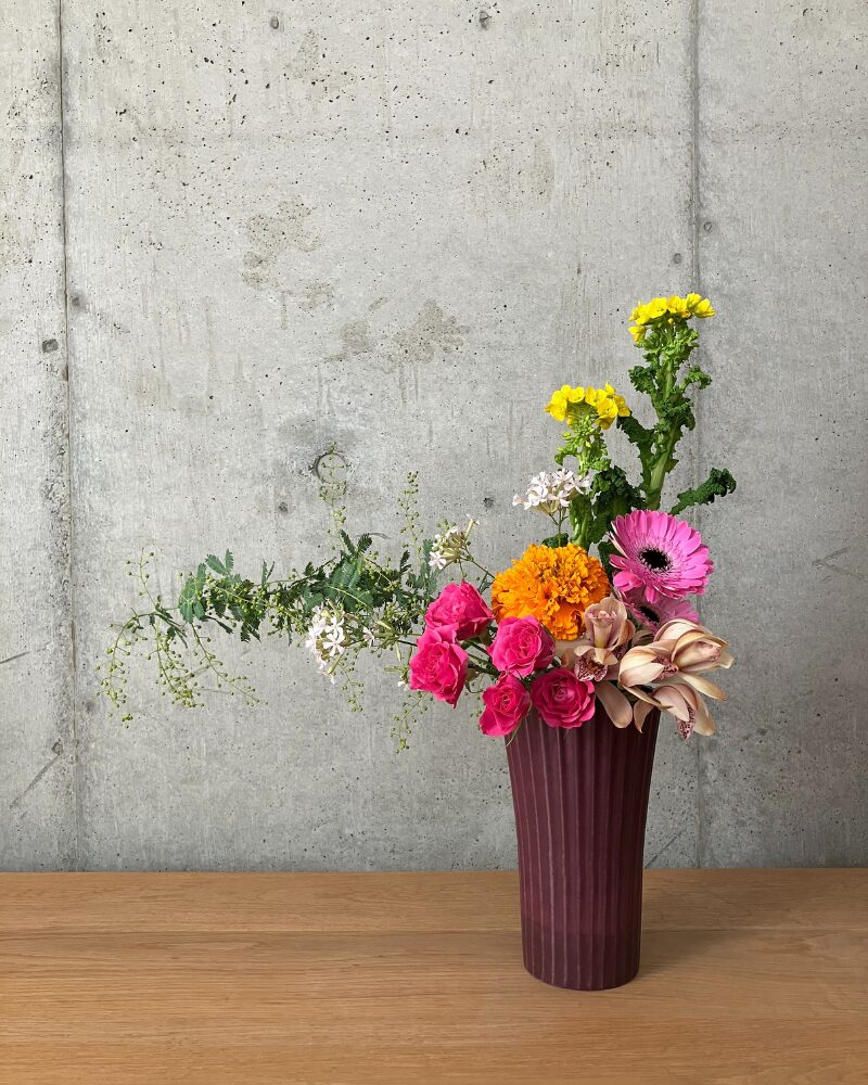 マリーゴールド、なばな、ガーベラ、スプレーバラなどを使ったアレンジメント