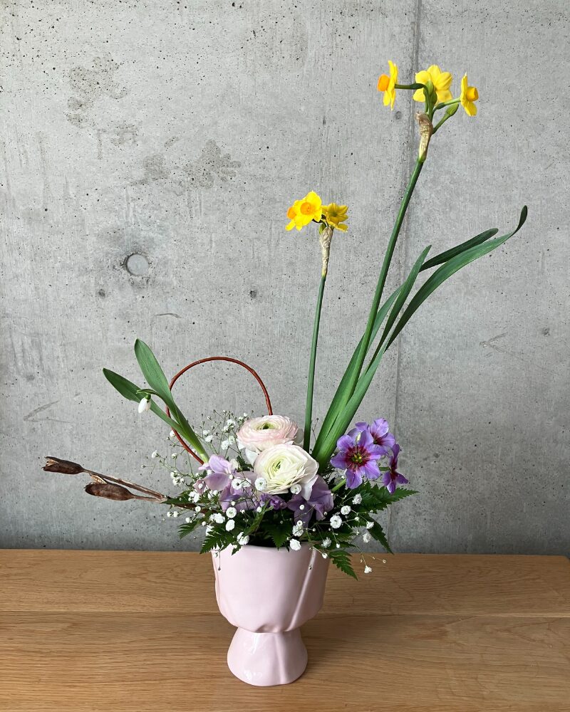 ラナンキュラス、スイートピー、カスミソウ、水仙などを使ったアレンジメント