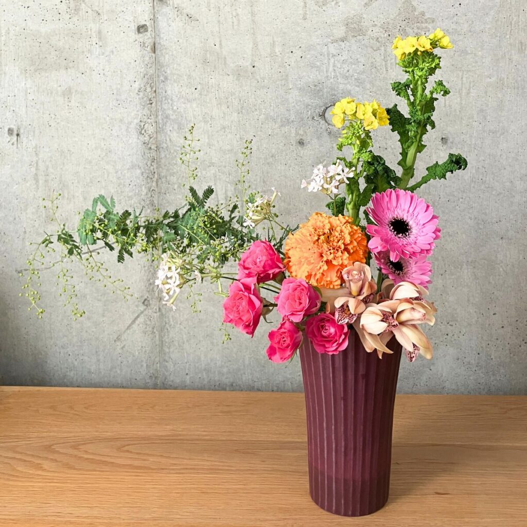 マリーゴールド、なばな、ガーベラ、スプレーバラなどを使ったアレンジメント