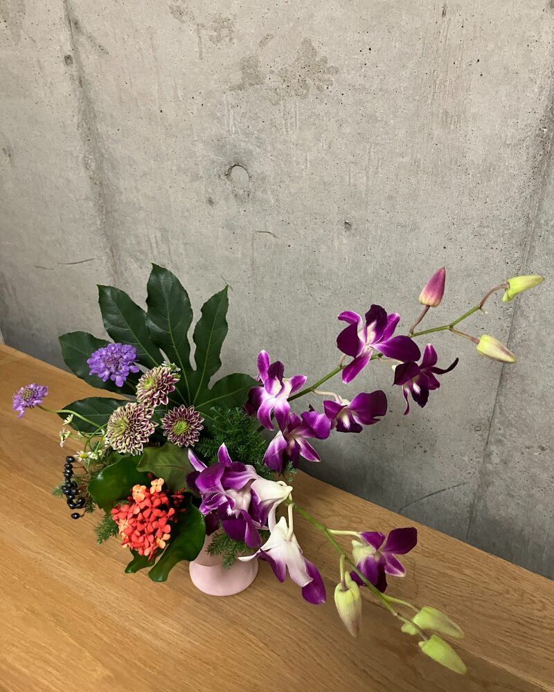 日本総合園芸の「アレンジメント花材コース」で出来た作品を斜め上からとった写真