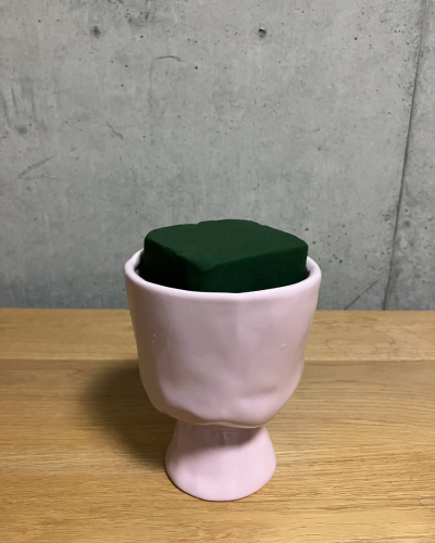 ピンクの花器に吸水させた吸水フォームをセットした様子