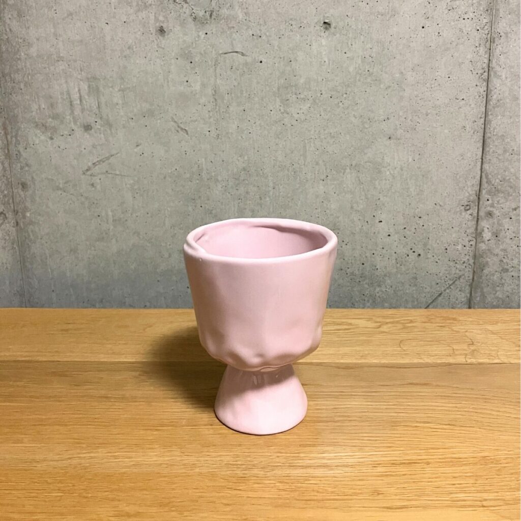 私物のピンクの花器