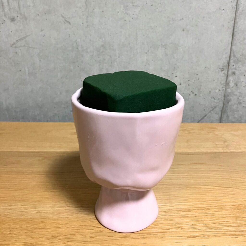 ピンクの花器に吸水させた吸水フォームをセットした様子