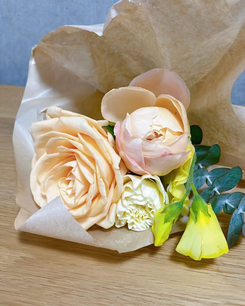 HitoHanaのSプランイエロー&オレンジで届いたブーケ状になっているお花