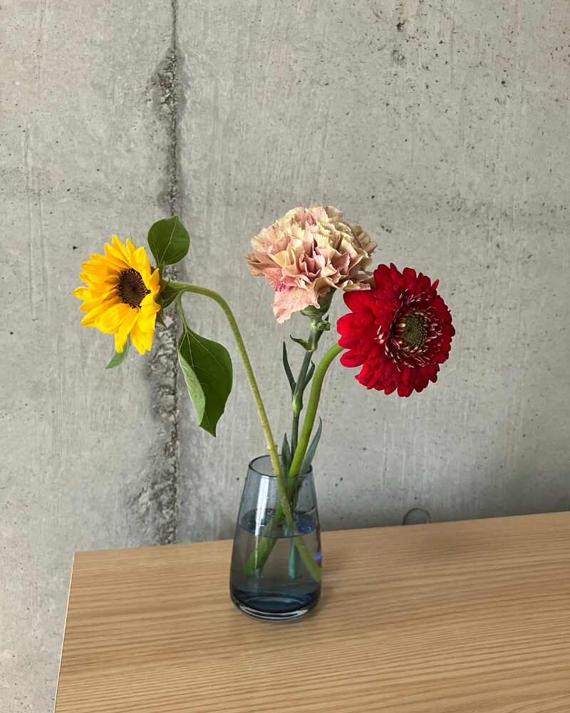 お花に対して花瓶が小さすぎてバランスがおかしい様子