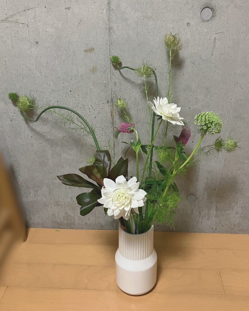 花瓶の口径が広くてお花がまとまらない