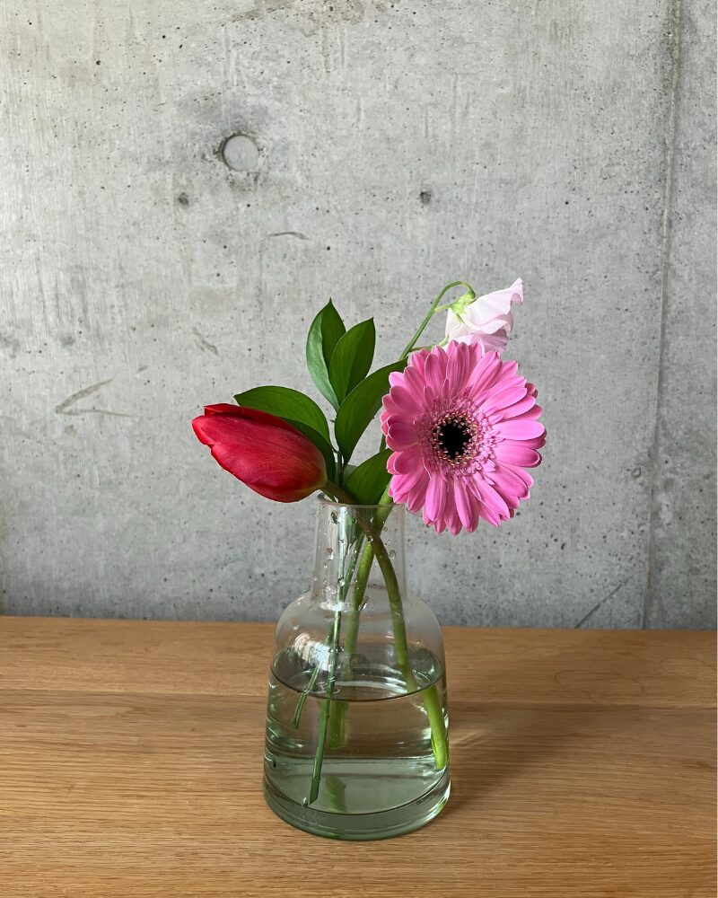 ブルーミー（bloomee）のポスト投函プランで届いた4本のお花を花瓶に生けた全体像