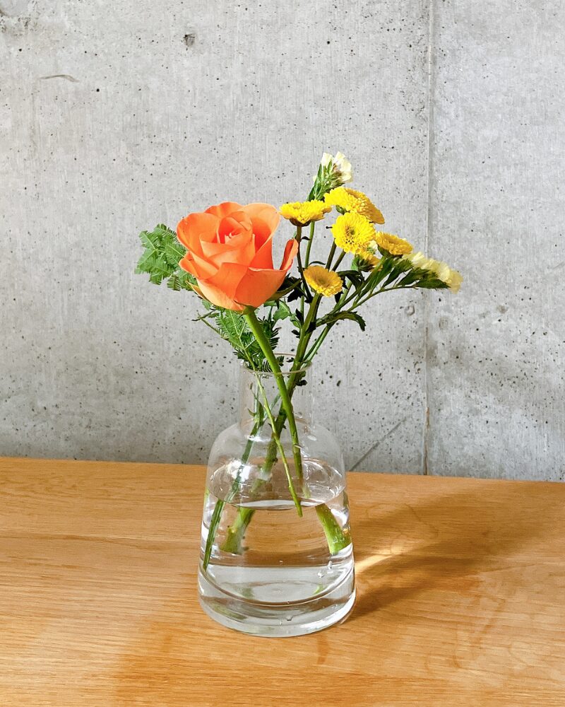 高さ14㎝の花瓶に高さ調整なしでブルーミーのお花を生けた様子