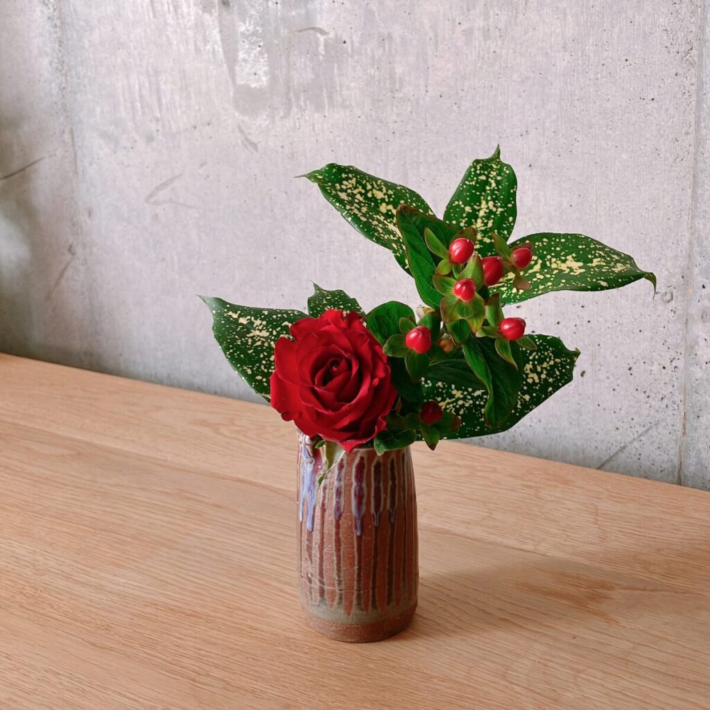 ブルーミーの残りのお花を和の陶器花瓶に生けた写真