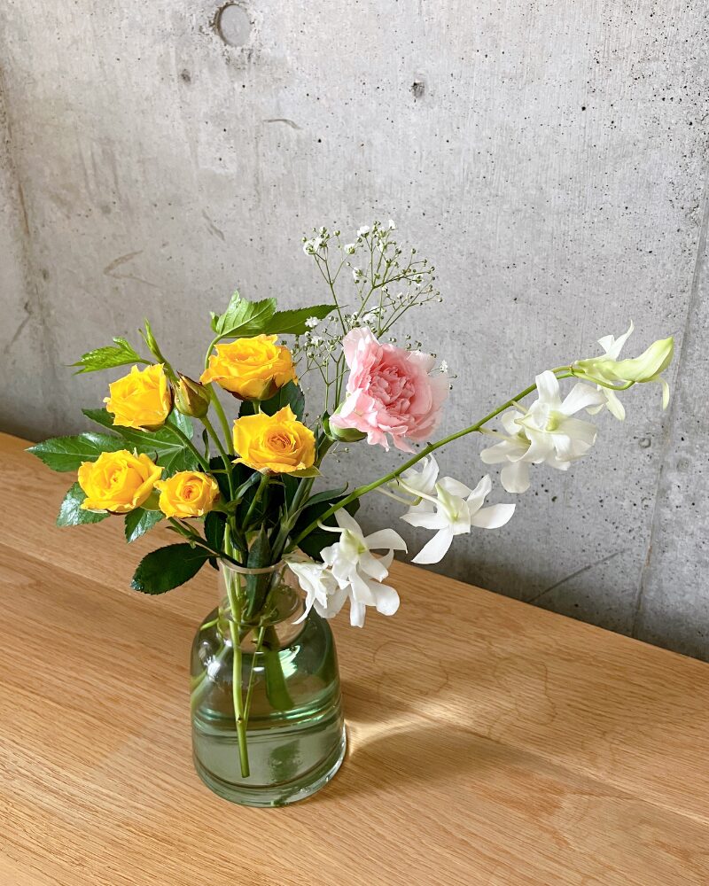 タスハナ(+hana)のポスト投函プランで届いたお花。スプレーバラとカーネーションを組み合わせた、落ち着いた雰囲気のセレクト