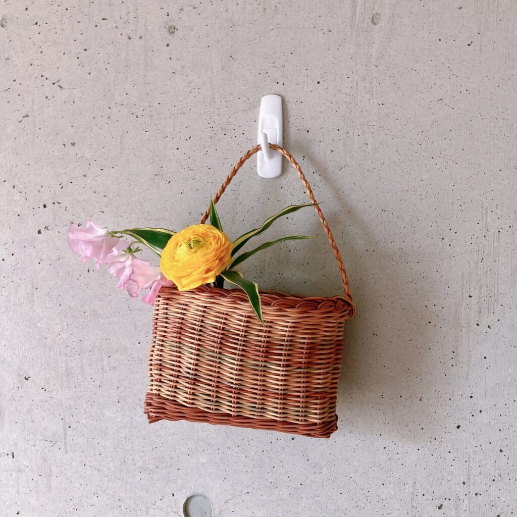ブルーミーの残りのお花を小さい壁掛けカゴに生けた写真