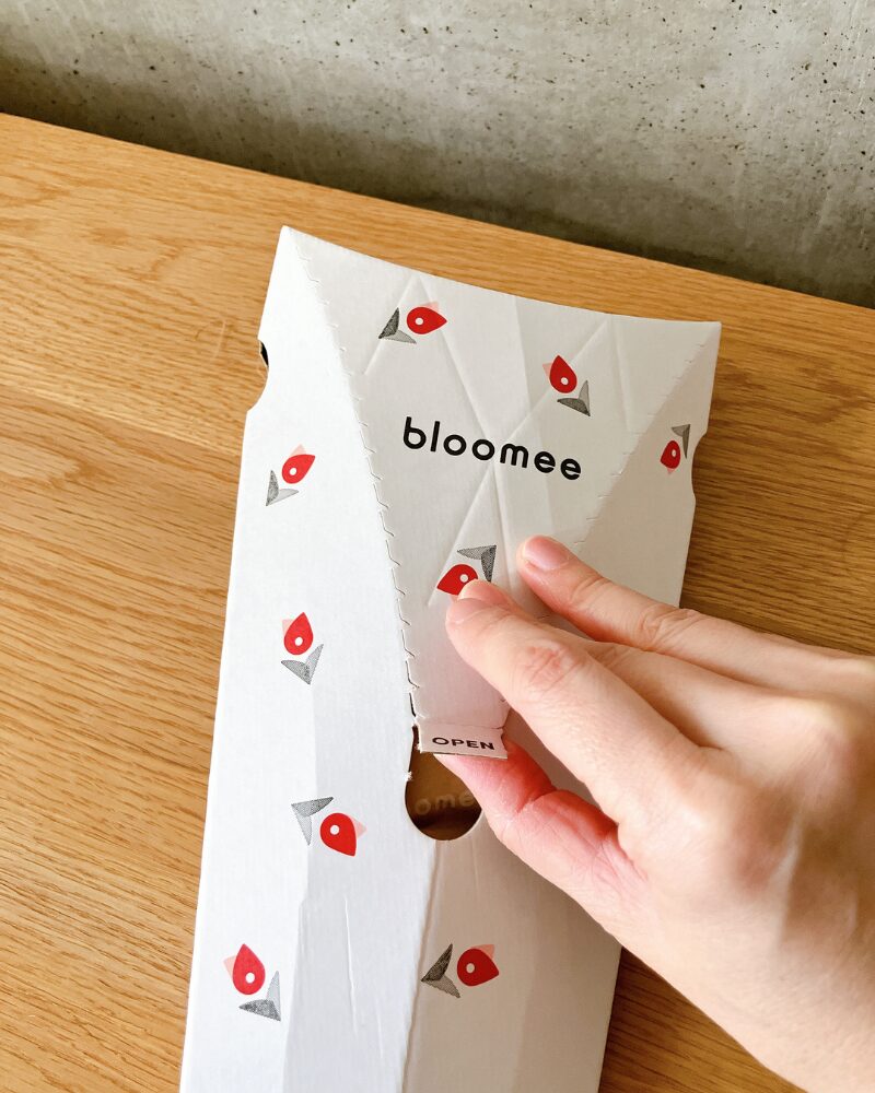 ブルーミーのパッケージを片手で開けている様子