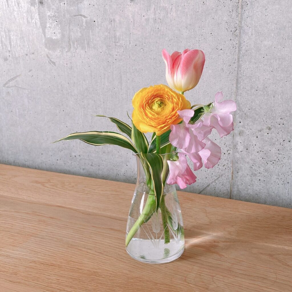 ブルーミーから届いたお花一式を冷酒入れ(ガラス容器)に生けた写真